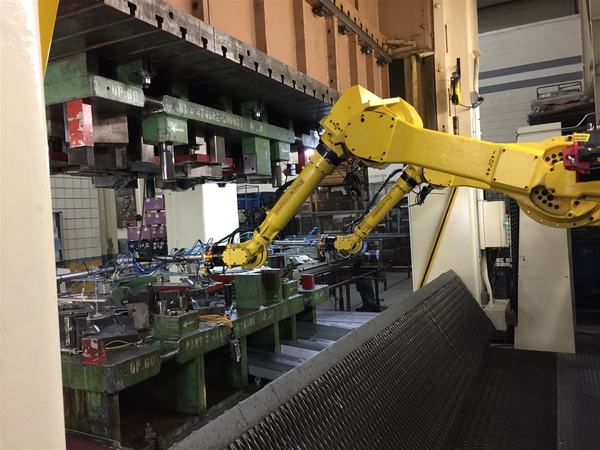 1,500-ton Danly with dual Fanuc robotic transfer
